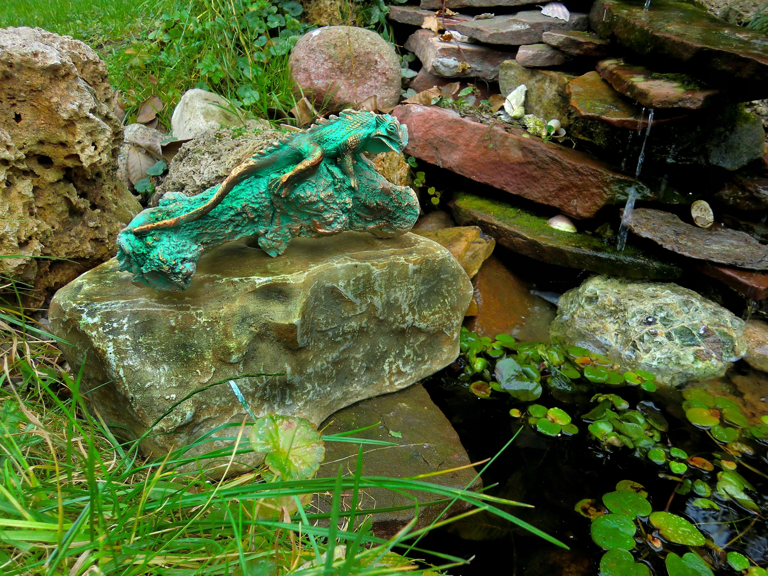 Záhradná fontána Lizard z konglomerátového betónu, betónová záhradná figúrka